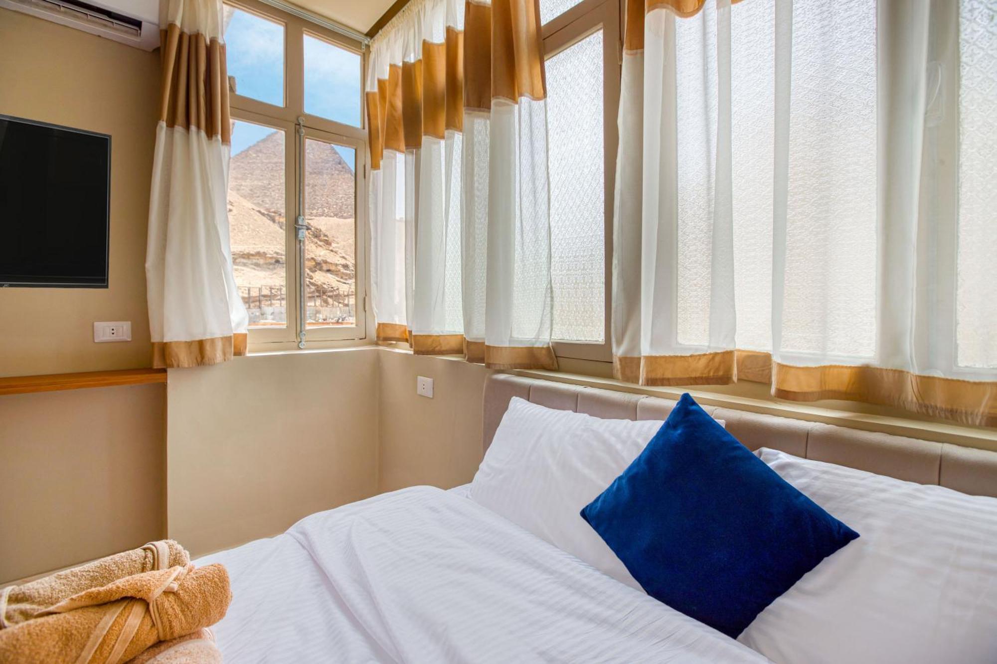 The Grand Pyramids View Hotel Kafret el-Gabal Szoba fotó