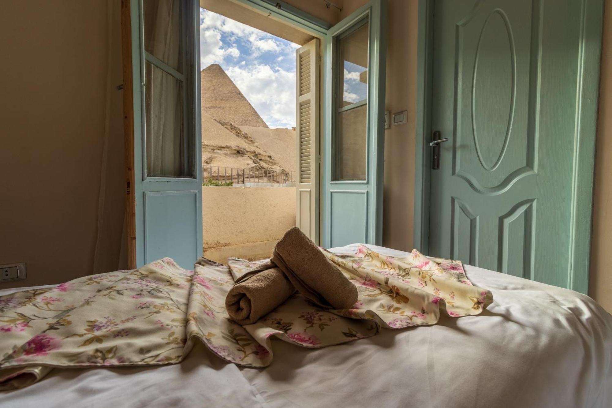 The Grand Pyramids View Hotel Kafret el-Gabal Szoba fotó