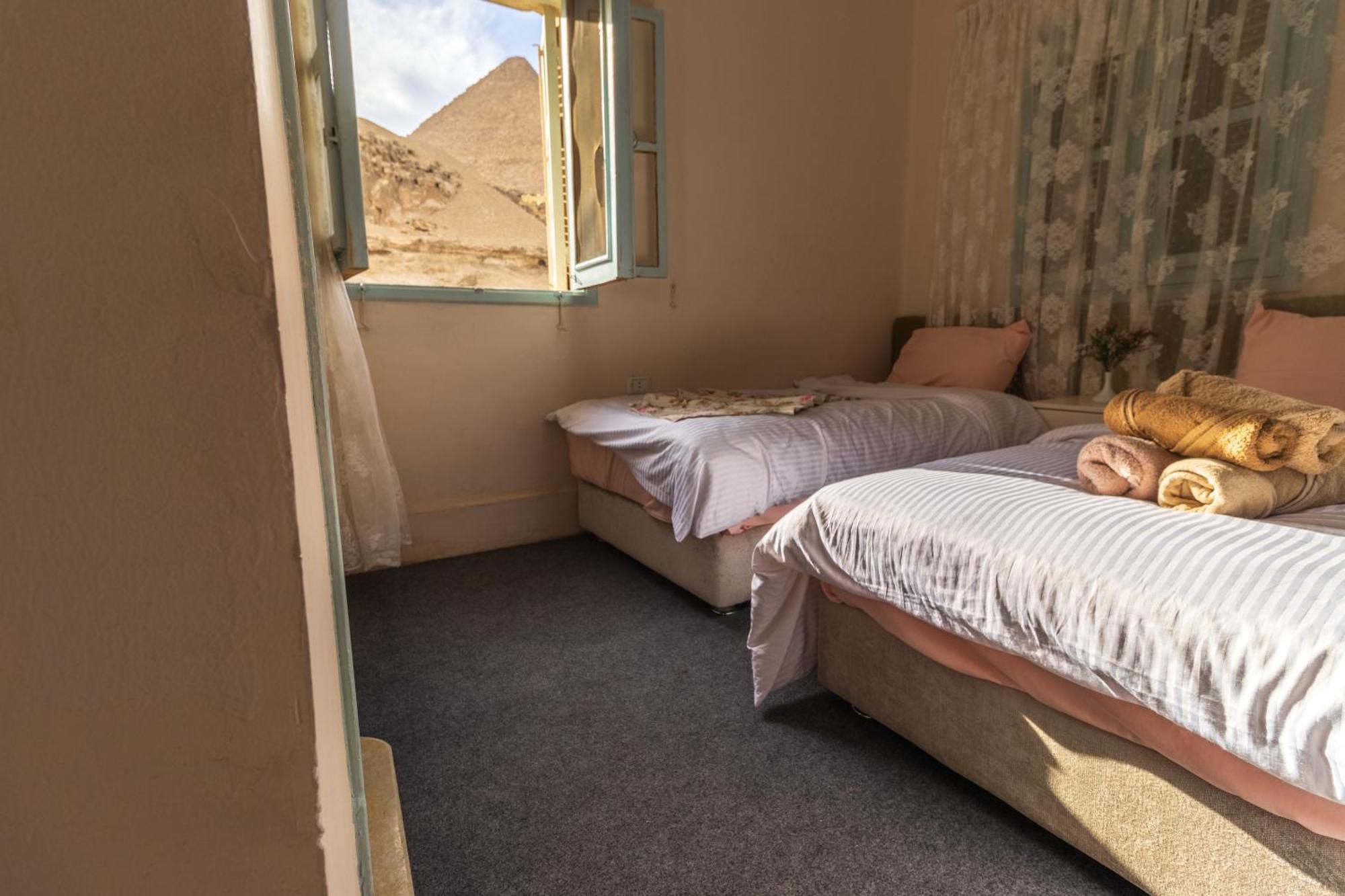The Grand Pyramids View Hotel Kafret el-Gabal Szoba fotó