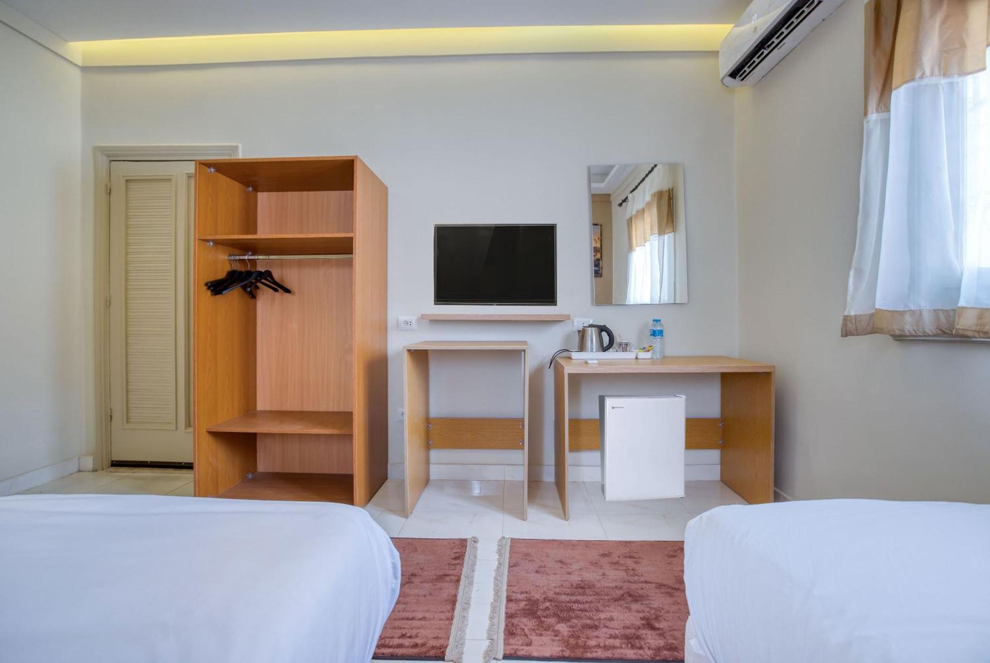 The Grand Pyramids View Hotel Kafret el-Gabal Szoba fotó