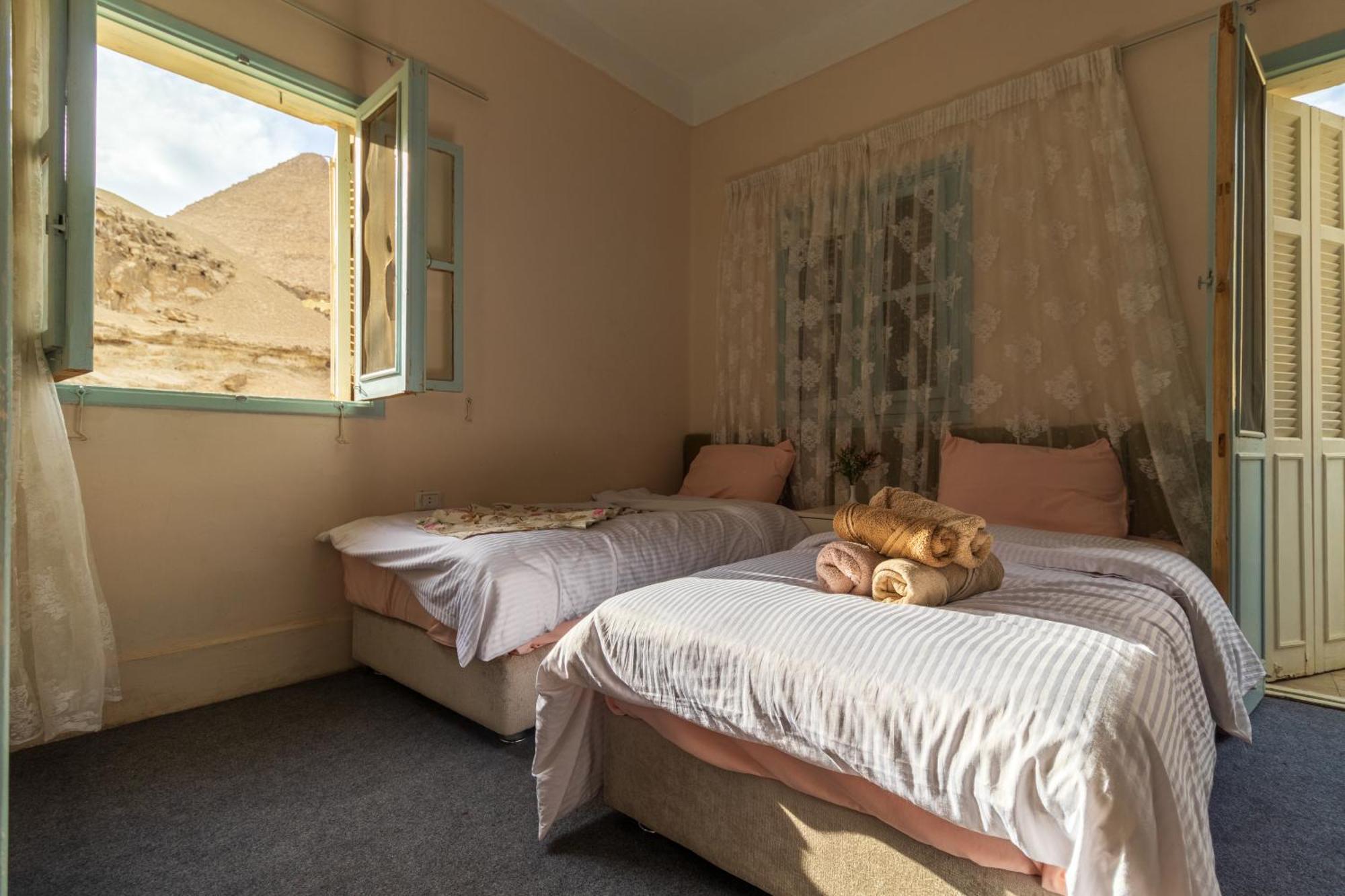 The Grand Pyramids View Hotel Kafret el-Gabal Szoba fotó