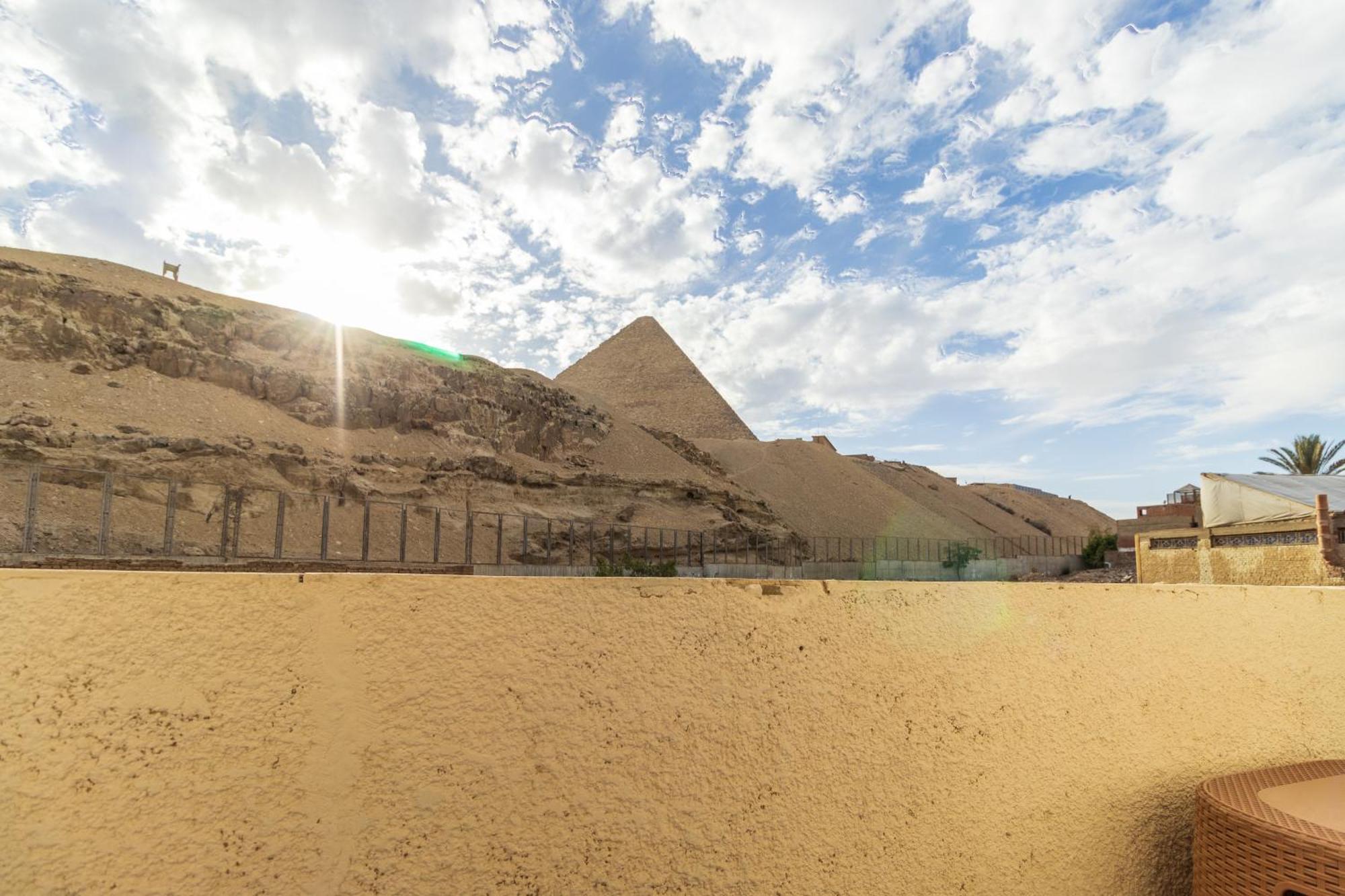The Grand Pyramids View Hotel Kafret el-Gabal Szoba fotó