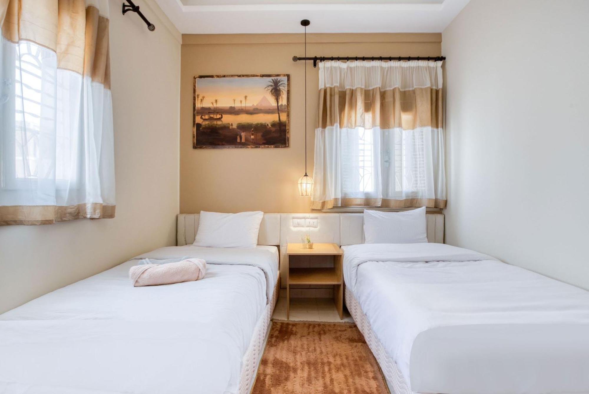 The Grand Pyramids View Hotel Kafret el-Gabal Szoba fotó