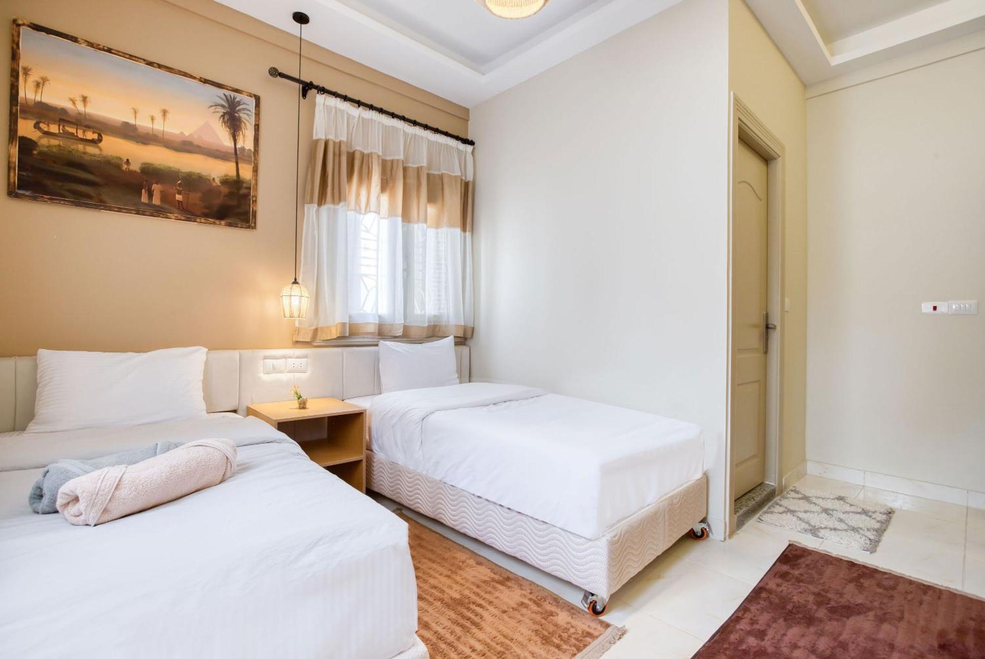 The Grand Pyramids View Hotel Kafret el-Gabal Szoba fotó