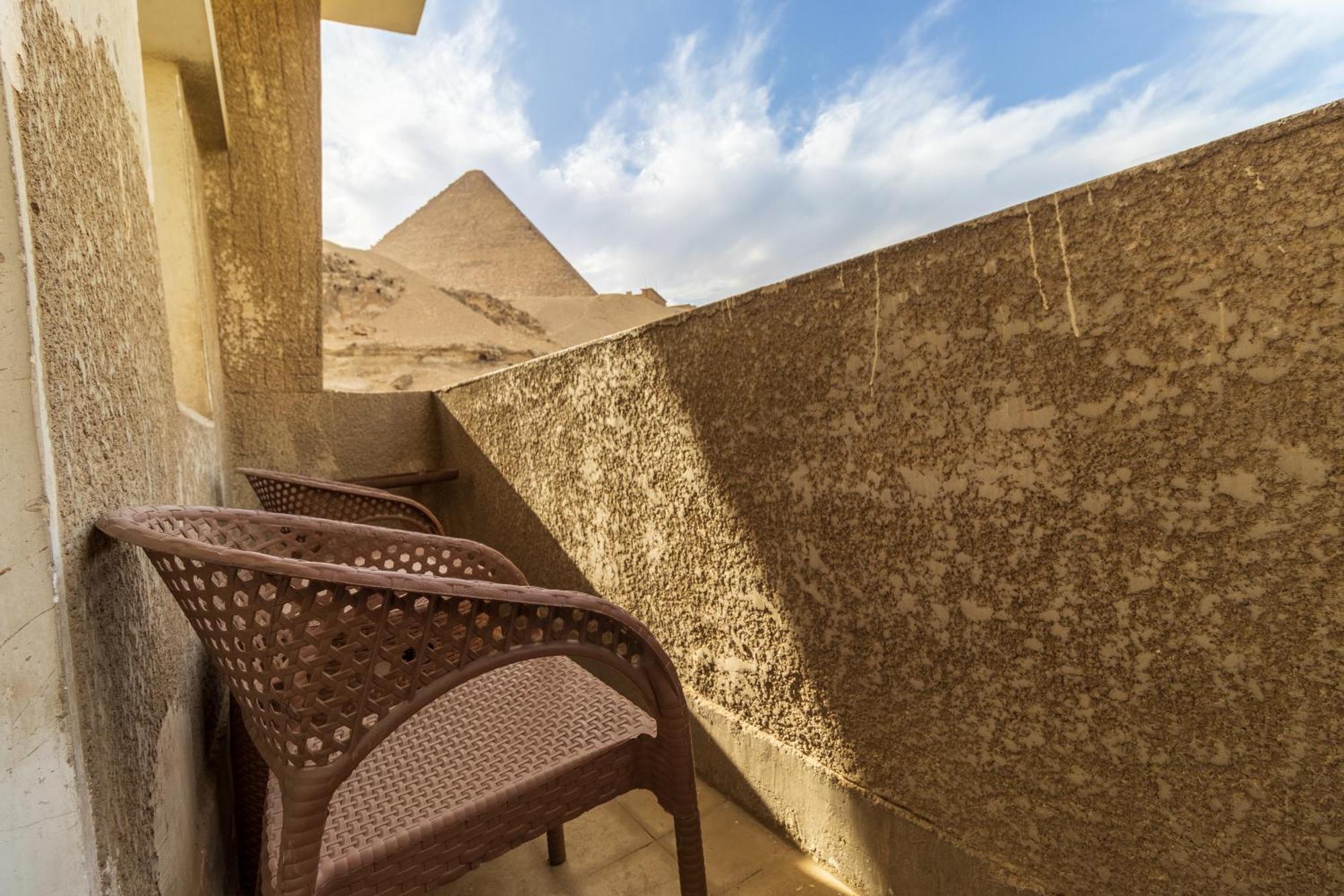 The Grand Pyramids View Hotel Kafret el-Gabal Szoba fotó
